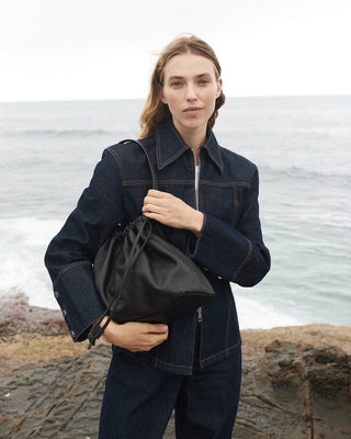 The Horse Fin Shoulder Bag in Black