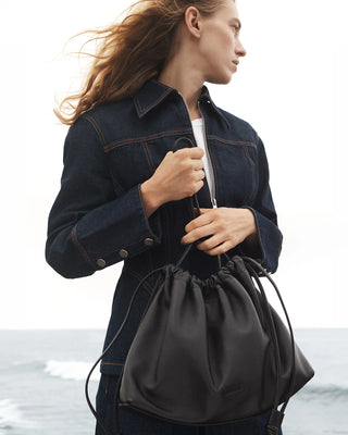 The Horse Fin Shoulder Bag in Black