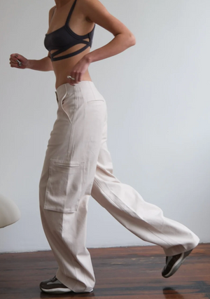 
            
                Load image into Gallery viewer, Geel Jinu Cargo Pant in Ivory
            
        