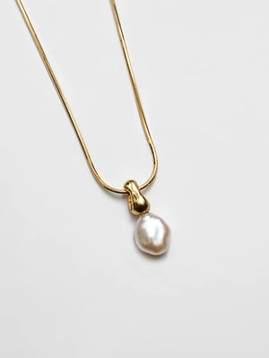 
            
                Load image into Gallery viewer, Wolf Circus Emmy Pearl Necklace in Gold
            
        