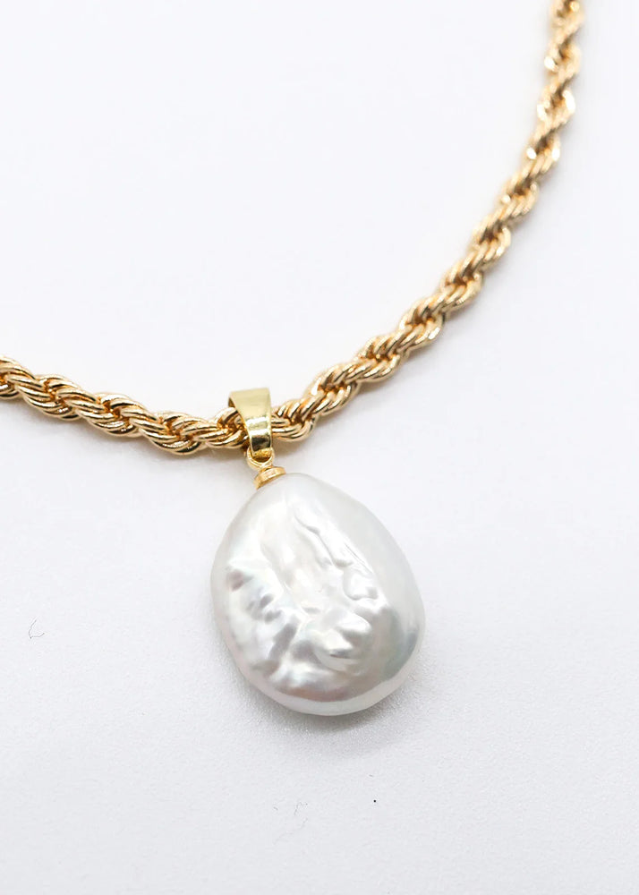 
            
                Load image into Gallery viewer, Faero Athena Pendant Necklace
            
        